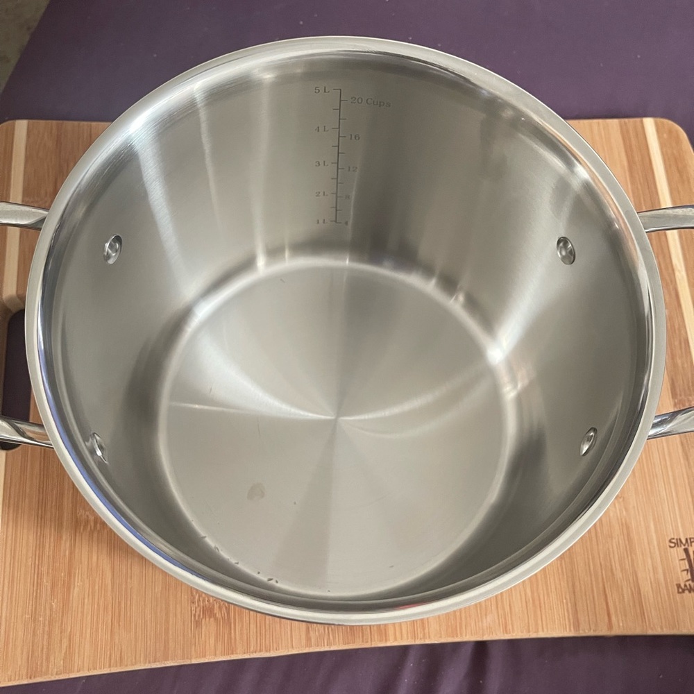 Cookware “Stock Pot 6.0Qt - Picture 1 of 3